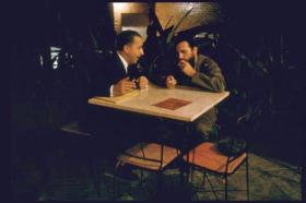 رجلان يجلسان إلى طاولة