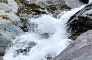 مياه متدفقة بين الصخور