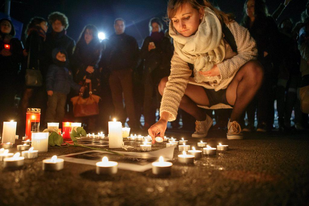 Candles lit in Geneva in sombre remembrance SWI swissinfo.ch