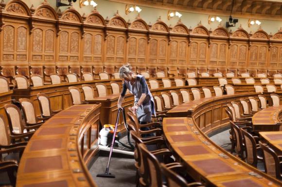 Les rangées des sièges au Parlement