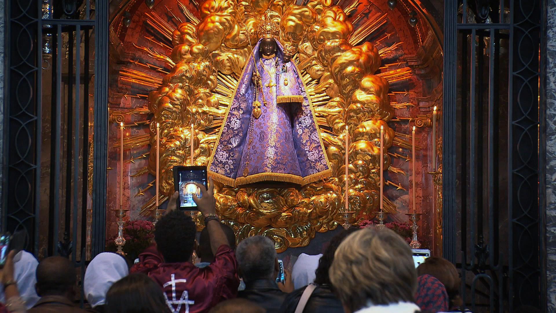 Famous Einsiedeln statue gets dressed up - SWI | Bilder