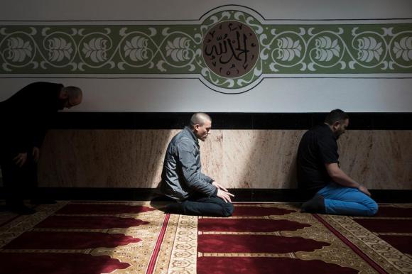 رجال يصلون داخل مسجد