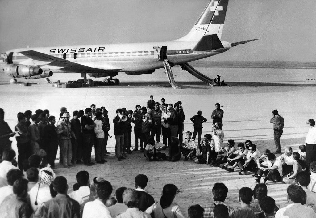 Захват самолета википедия. Мортон Собелл в аэропорту в 1976 году. Угон самолета в СССР 1970 год. Захват самолёта Батуми Сухуми в 1970. Угон самолёта АН-24 В Китай.