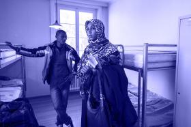 エメンタールにある難民受付·手続きセンターで部屋を見せてもらう難民申請者
