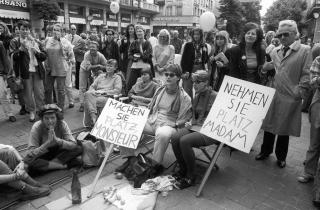 نساء في مظاهرة