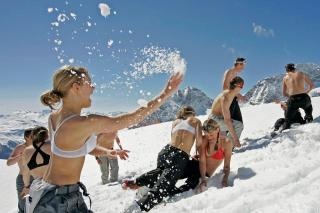 サン・モリッツで雪遊びをするスカンジナビア地方からの観光客