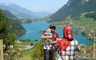スイス中央に位置するルンゲルン湖で記念撮影する湾岸諸国からの観光客