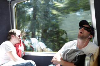 観光は体力勝負。ベルナーオーバーラント地方にそびえる名峰ユングフラウに向かう電車内で眠る観光客