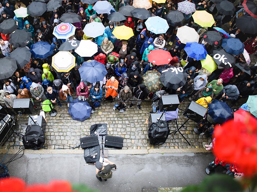 Nasser Und Kalter Auftakt Zum Berner Gurtenfestival SWI Swissinfo ch