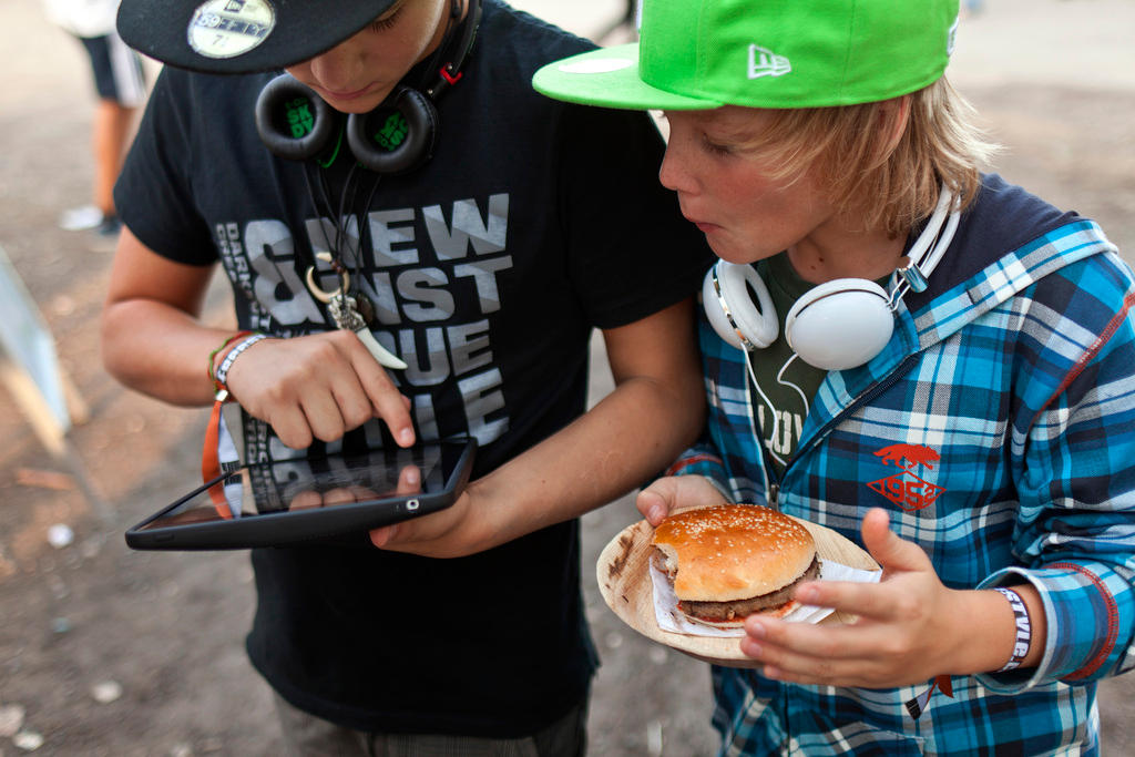 Has social media swallowed the Swiss news? - SWI swissinfo.ch