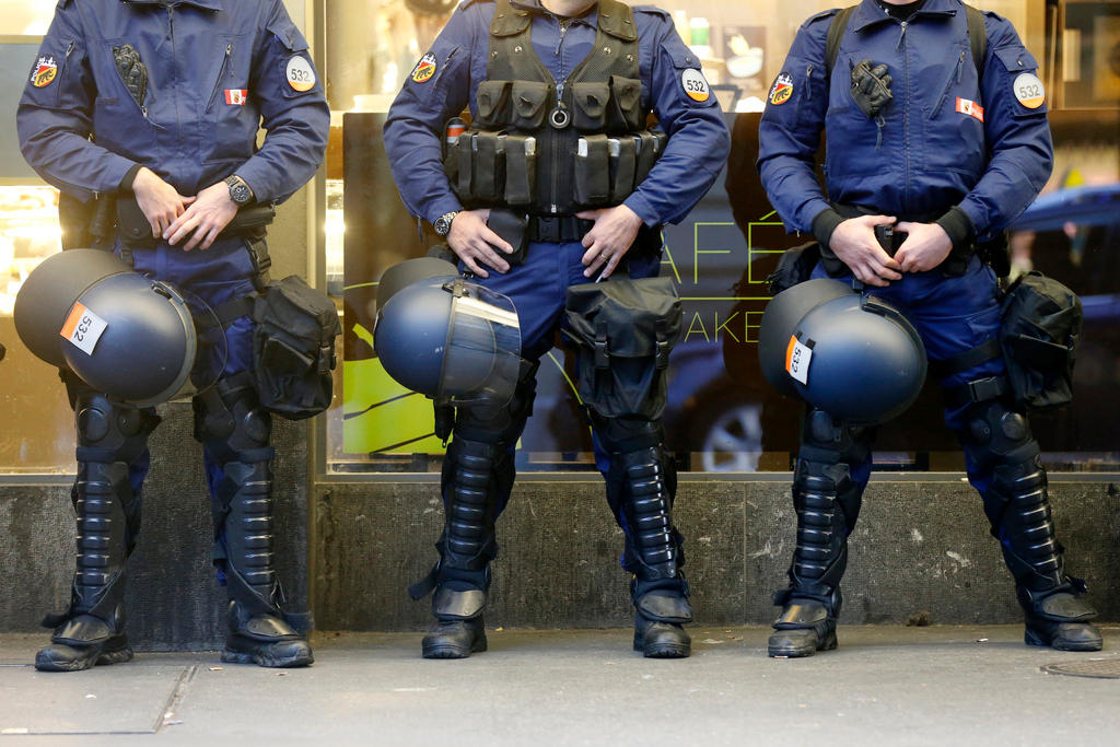 Does Switzerland have fewer police than neighbouring countries? SWI