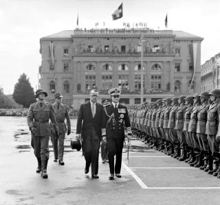 プミポン国王とスイスのプチピエール大統領（当時）、１９６０年８月、ベルンの連邦議会議事堂前にて