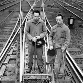 عمال السكك الحديدة يلتزمون دقيقة صمت