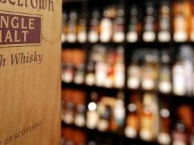 Une bouteille de whisky vendue 1,7 million d'euros aux enchères