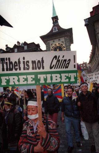 上千名对西藏流亡人士持同情态度者在瑞士首都举行示威。