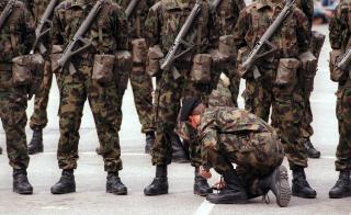 一名下士在替瑞士仪仗队队员擦鞋。