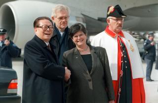 1999年中国主席江泽民访瑞期间，瑞士总统露特·德莱富斯在日内瓦机场欢迎他的到来。