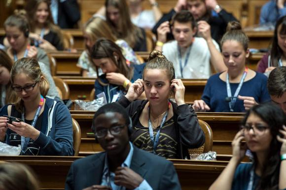 Jugendliche unterschiedlicher Hautfarbe im Schweizer Parlament