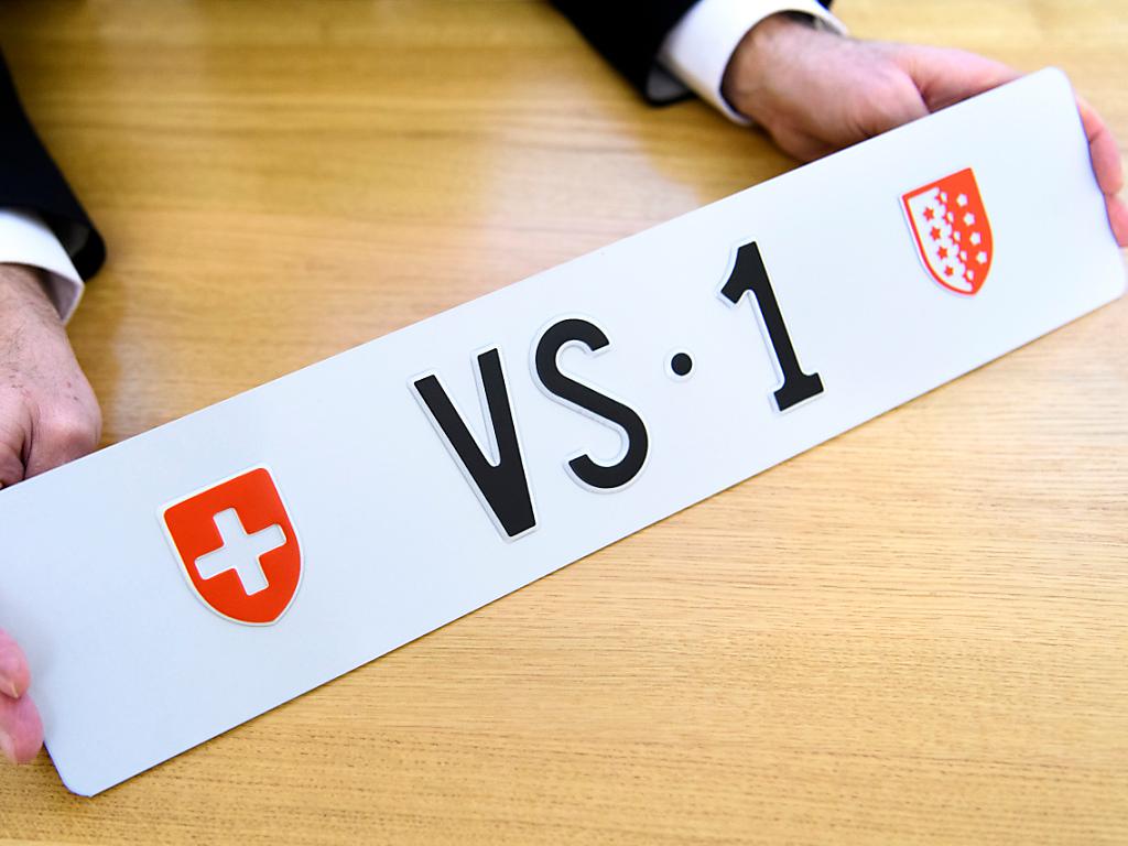 Vallese: asta record per targa VS 1, già 150'000 franchi - SWI swissinfo.ch