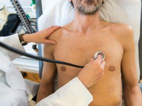 Médecin écoutant un cœur avec un stéthoscope