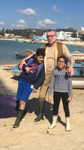 Sylvain Bost mit zwei Enkeln am Strand von Hammamet