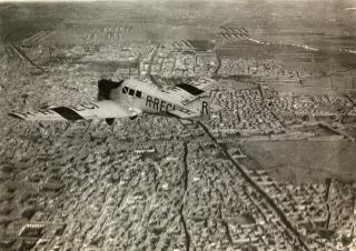 テヘラン上空を飛ぶ飛行機、ペルシア飛行、１９２６年