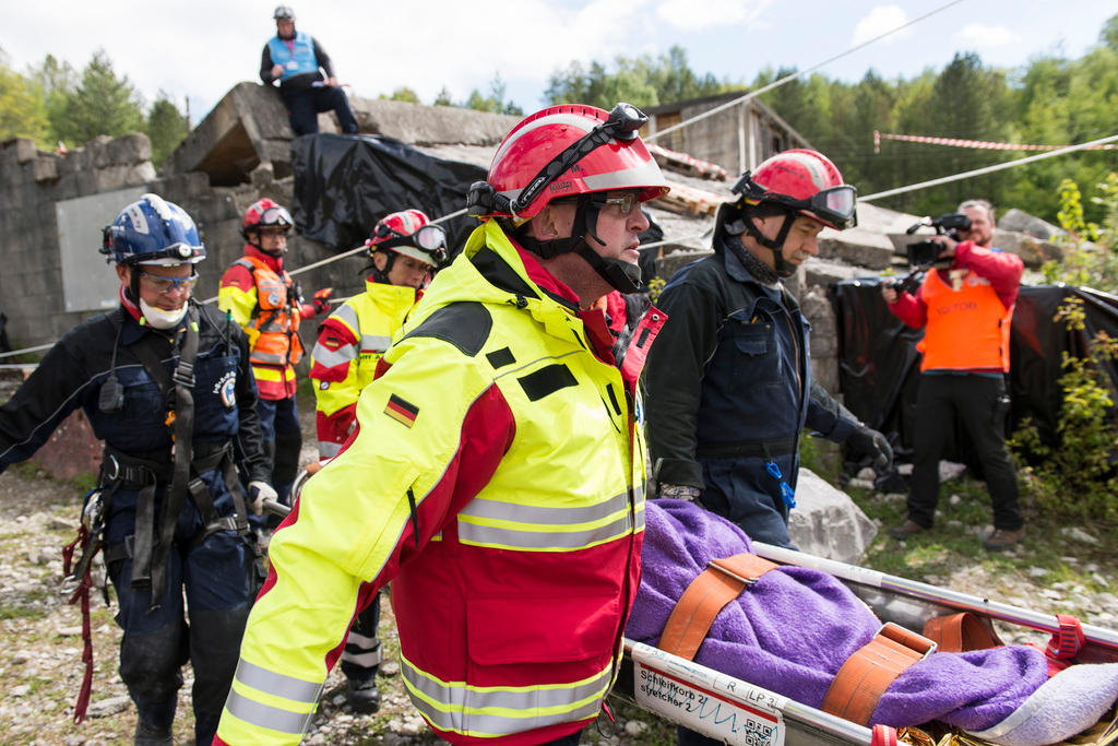 Rescue teams take part in Geneva quake simulation SWI swissinfo.ch