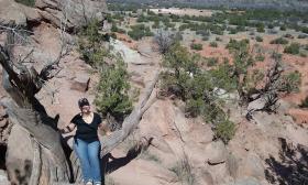 Frau in felsigem US-Nationalpark mit wenigen Büschen
