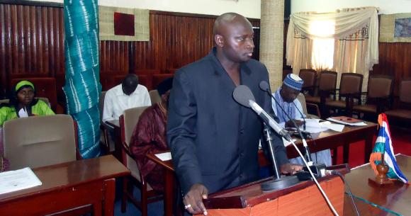 Der ehemalige gambische Minister Ousman Sonko am Rednerpult auf einem Bild von 2012, von vorne.