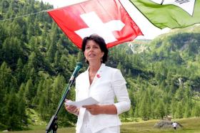 биография президента швейцарии дорис лойтхард. 180251235 jpg. биография президента швейцарии дорис лойтхард фото. биография президента швейцарии дорис лойтхард-180251235 jpg. картинка биография президента швейцарии дорис лойтхард. картинка 180251235 jpg. Дорис Лойтхард (Doris Leuthard) произносит 1-го августа 2013 года речь по случаю швейцарского национального праздника, находясь в тичинских Альпах. Президент страны свободно говорит на трёх национальных языках (немецком литературном плюс обязательный швейцарский диалект, французском, итальянском). Keystone биография президента швейцарии дорис лойтхард. 180251235 jpg. биография президента швейцарии дорис лойтхард фото. биография президента швейцарии дорис лойтхард-180251235 jpg. картинка биография президента швейцарии дорис лойтхард. картинка 180251235 jpg. Дорис Лойтхард (Doris Leuthard) произносит 1-го августа 2013 года речь по случаю швейцарского национального праздника, находясь в тичинских Альпах. Президент страны свободно говорит на трёх национальных языках (немецком литературном плюс обязательный швейцарский диалект, французском, итальянском). Keystone