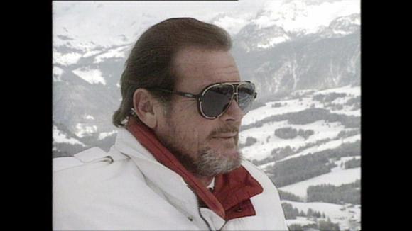 スイスのグシュタードで撮影する英国人俳優のロジャー・ムーアさん