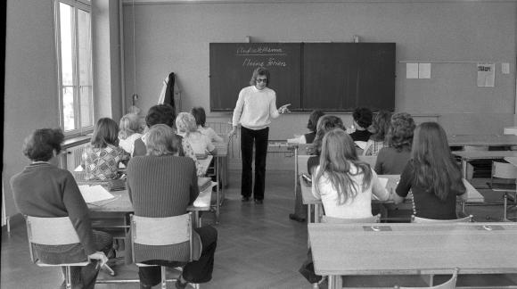 foto antiga de uma sala de aula