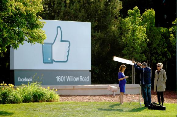 Thumbs up : the classic symbol for a Facebook like