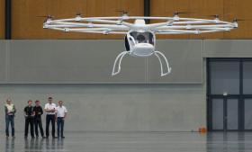 ドイツのスタートアップが開発した電動の垂直離着陸機「ヴォロコプター」は、２０１８年からテスト飛行が行われる