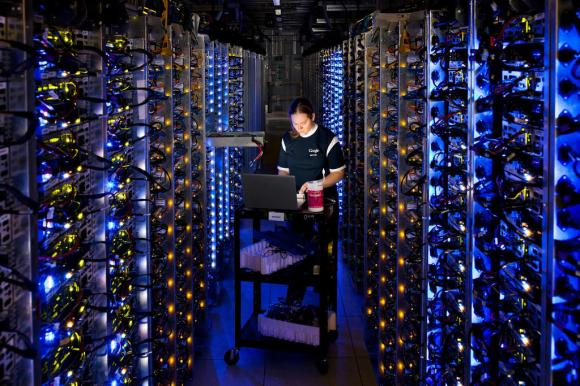 إمرأة منشغلة بفحص معالج للمعلومات بمركز البيانات التابع لشركة غوغل في مدينة دالاس بالولايات المتحدة.