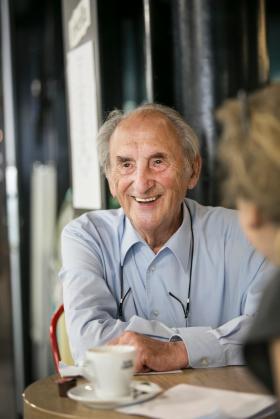 بيير روم (93 عاماً) مُحارب على الإنترنت لفائدة الحركة الشبابية المسماة  Operation Libero.
