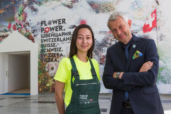 Николя Бидо с сотрудницей Швейцарского павильона Flower Power в Астане.