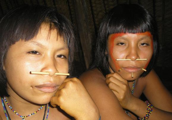 Índias do povo Yanomami. 