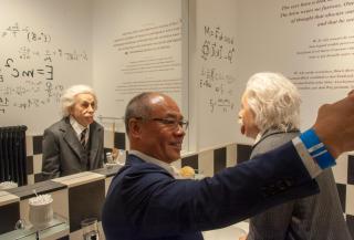 在卓别林博物馆，李宁饶有兴趣地用手机与盥洗室中的爱因斯坦一同合影。