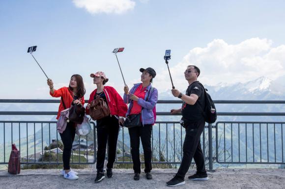 Asian tourists take selfies