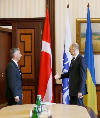 布尔克哈尔德与乌克兰总理阿森·亚特森克2014年4月14日在基辅会面，布尔克哈尔德也是欧洲安全与合作组织(OSZE)主席(Keystone)。