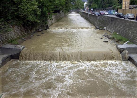 O rio Cassarete, que desemboca no lago de Lugano, foi atingido por um vazamento de esgotos em 2001.