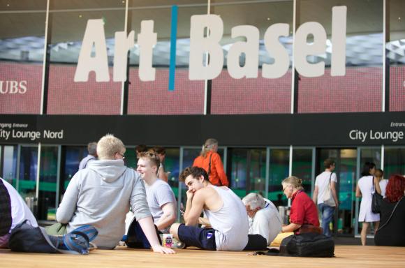 Besucher betrachten Kunstwerke an der Art Basel, 2017