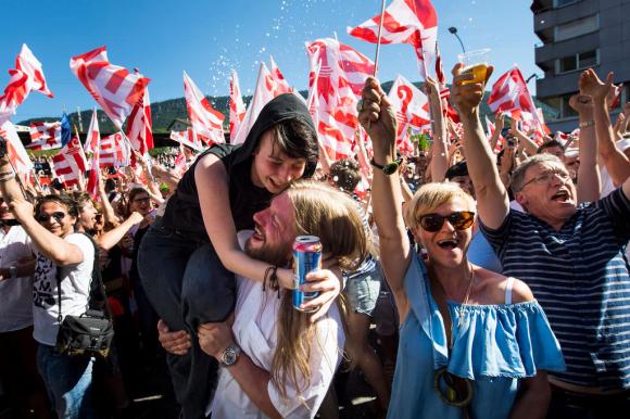 Menschen feiern den Sieg in der Abstimmung, dass Moutier sich aus dem Kanton Bern verabschiedet und dem Kanton Jura beitritt.