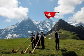 Alphornbläser und Schwinger vor dem Eiger im Berner Oberland