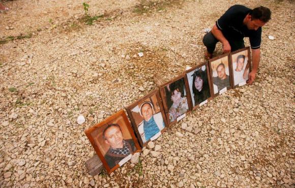 Warten auf Leichname von Kosovo-Albanern, die ausserhalb von Belgrad gefunden wurden.