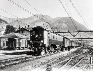 Reisezug der Schweizerischen Bundesbahn SBB mit Lok Be 4/8 im Bahnhof von Airolo, aufgenommen 1920.