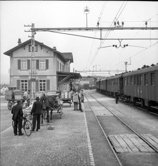 Contadini alla stazione di Zurigo-Kloten, 1945.
