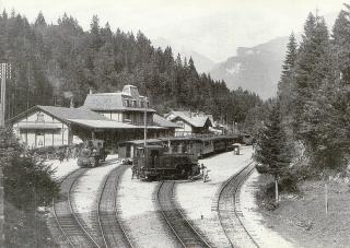 １９２５～３０年頃に撮影された、ブリュニク峠の蒸気機関車