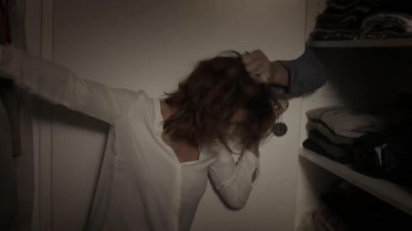 Un hombre ejerce violencia sobre una mujer tirándole del pelo